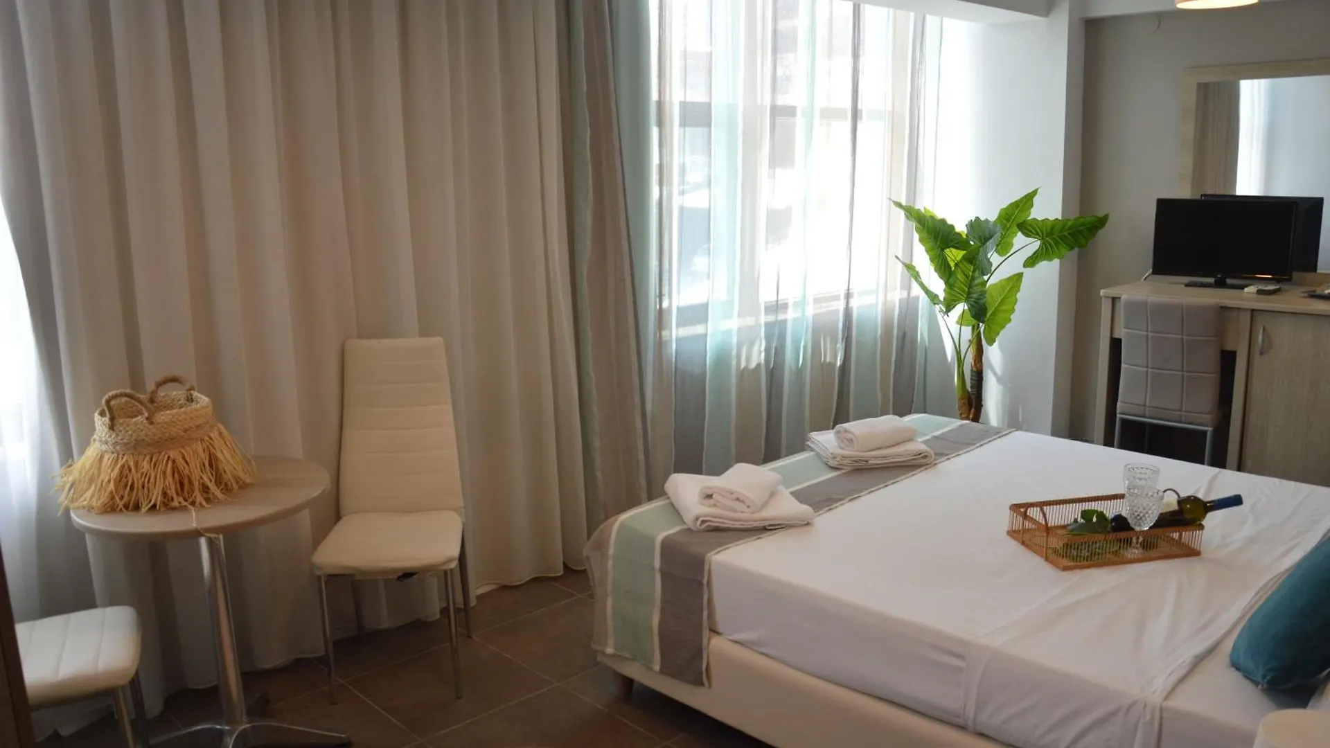 *** Aparthotel Aqua Mare Sea Side Rooms Nea Kallikrateia Griechenland