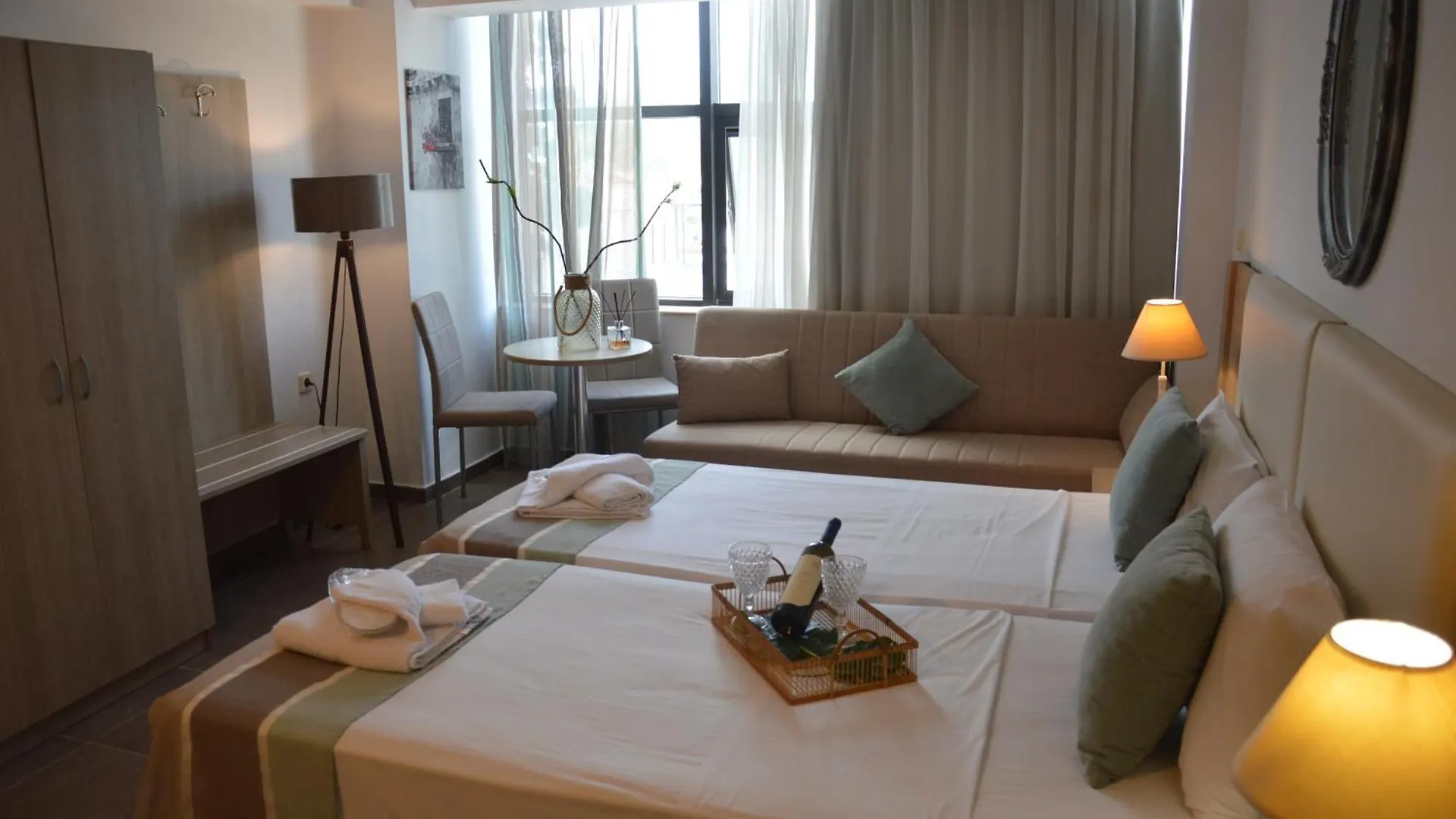 Aqua Mare Sea Side Rooms Nea Kallikrateia Aparthotel