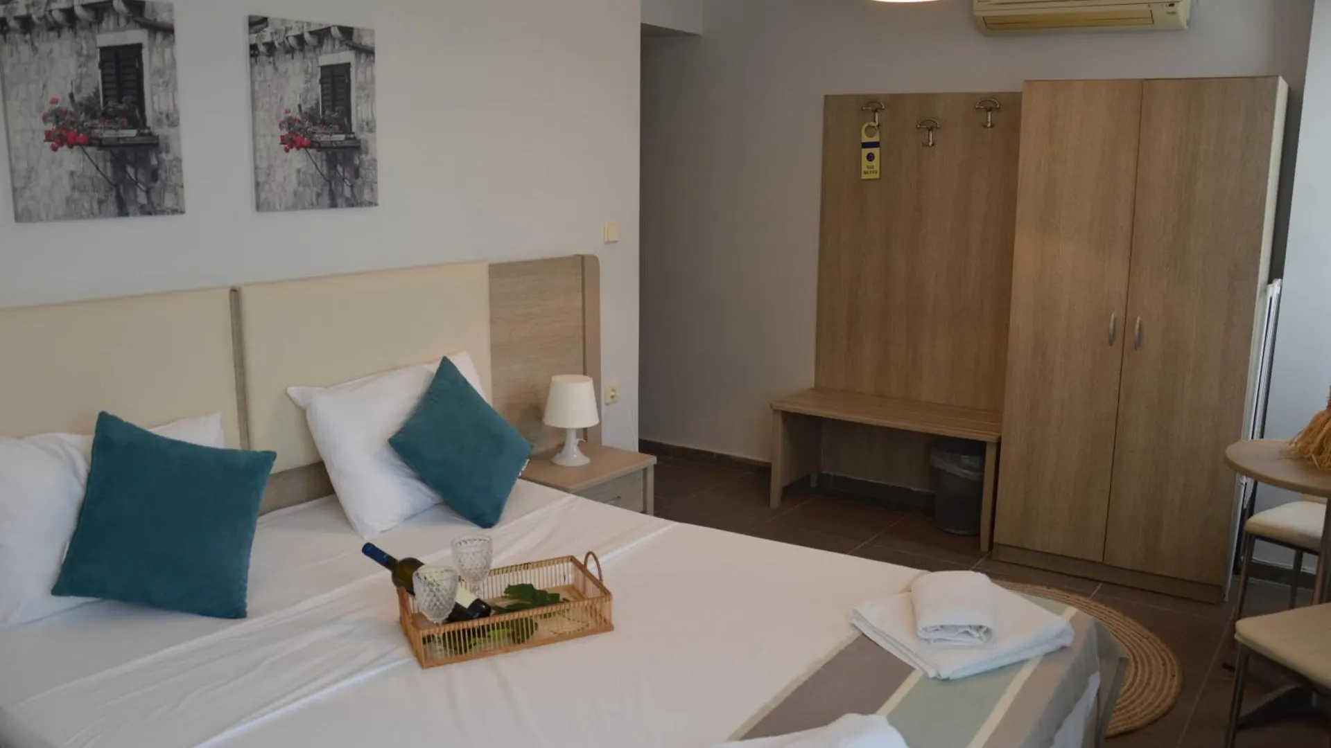 Aqua Mare Sea Side Rooms Nea Kallikrateia Aparthotel