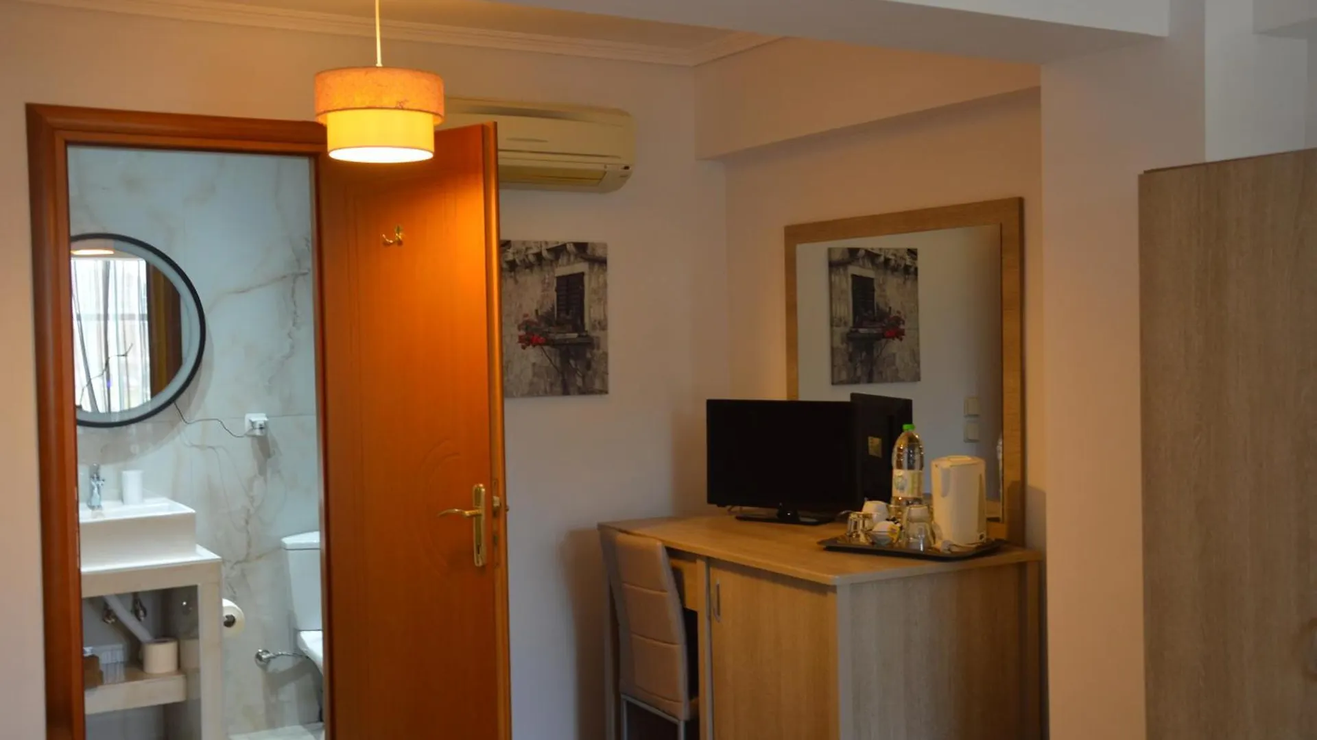 Aqua Mare Sea Side Rooms Nea Kallikrateia 3*,